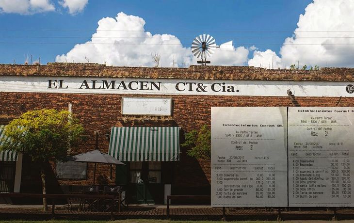 Un restaurant le cobró mal a una familia y los busca para devolver la plata