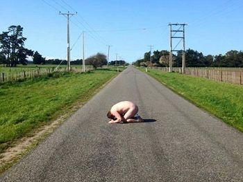 Gente desnuda posa como pollos congelados