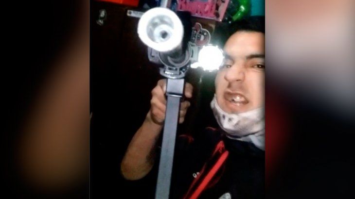 Así se jacta de su armamento un peligroso sicario de Rosario