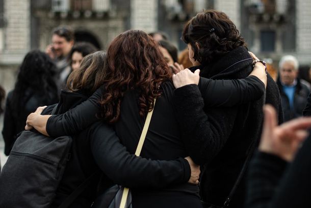 Tomadas de la mano marcharon las mujeres en Catania