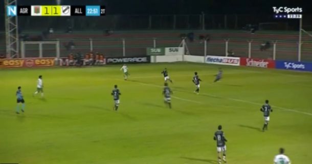 El insólito gol en contra de Hernán Grana en la Primera Nacional que es viral