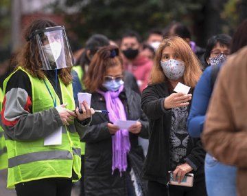 Ciudadanos peruanos votan en la Argentina. (Foto: Télam)
