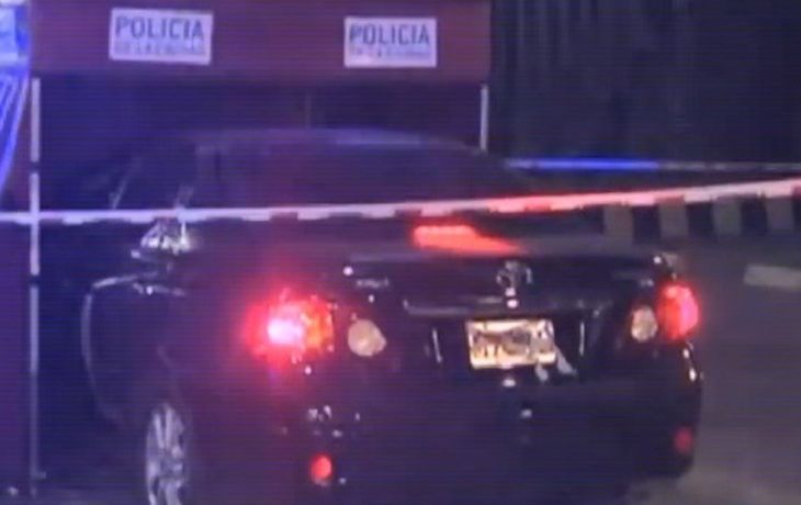 Hallan muerto a un hombre dentro de un auto en Costanera norte