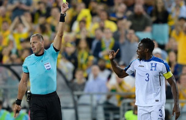 El árbitro misionero amonesta al capitán hondureño