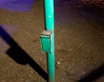 Un adolescente y un jubilado murieron electrocutados al tocar postes de luz