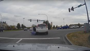 se descuido, se cayo y su propio auto lo paso por arriba: mira el video se descuido, se cayo y su propio auto lo paso por arriba: mira el video