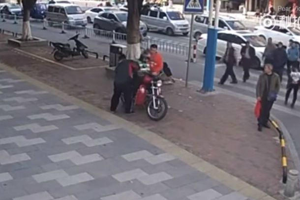 La policía detuvo a tres hombres que fueron acusados de tráfico humano