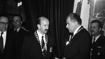 Los presidentes Carlos Salinas de Gortari (de México) y Patricio Aylwin (de Chile) firman un Tratado de Libre Comercio en 1991. Los presidentes Carlos Salinas de Gortari (de México) y Patricio Aylwin (de Chile) firman un Tratado de Libre Comercio en 1991.