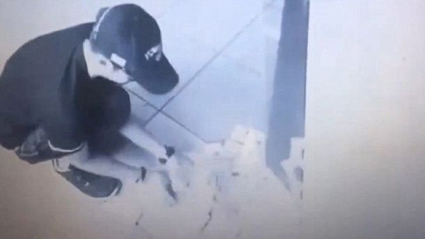 Un cajero automático empieza a despedir dinero