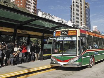 A partir del 15 de agosto, la tarifa de colectivos aumentará 30% en forma escalonada