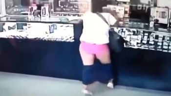 se le caen los pantalones durante un robo se le caen los pantalones durante un robo