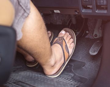 Alerta conductores: manejar con ojotas o sandalias tiene severas multas