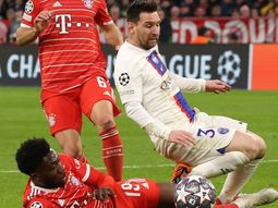 Sin piedad: así le pegaron a Messi en el primer tiempo