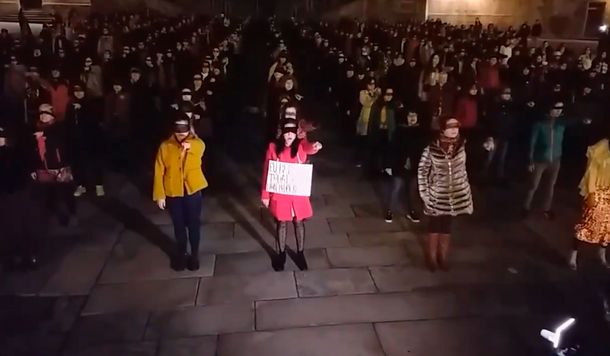 El indignante grito machista que interrumpió una interpretación de Un violador en tu camino en España