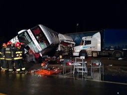 cordoba: un muerto y 20 heridos por el choque entre un micro y un camion cordoba: un muerto y 20 heridos por el choque entre un micro y un camion