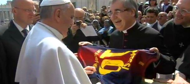 Messi le envió al Papa una camiseta del Barça firmada