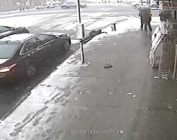 Taxista empuja a un hombre y lo hace volar