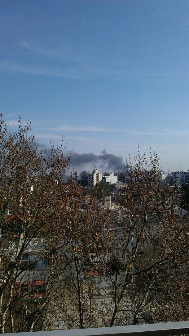 Se incendió y derrumbó una fábrica en Villa Maipú