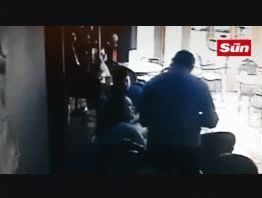 VIDEO: El celular le explotó cuando tomaba un café