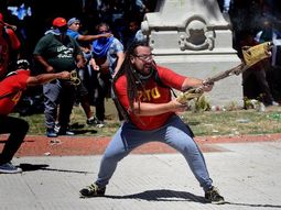 Sebastián Romero, con su arma casera en el Congreso