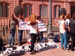 se encadenaron frente a casa rosada para denunciar abusos a ninos y pedir justicia se encadenaron frente a casa rosada para denunciar abusos a ninos y pedir justicia