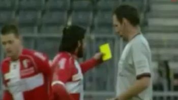 sin respeto: le saca la tarjeta de la mano al arbitro sin respeto: le saca la tarjeta de la mano al arbitro