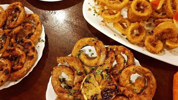 Este emblemático bodegón también ofrece entradas para comenzar la experiencia culinaria al mejor nivel. Este emblemático bodegón también ofrece entradas para comenzar la experiencia culinaria al mejor nivel.