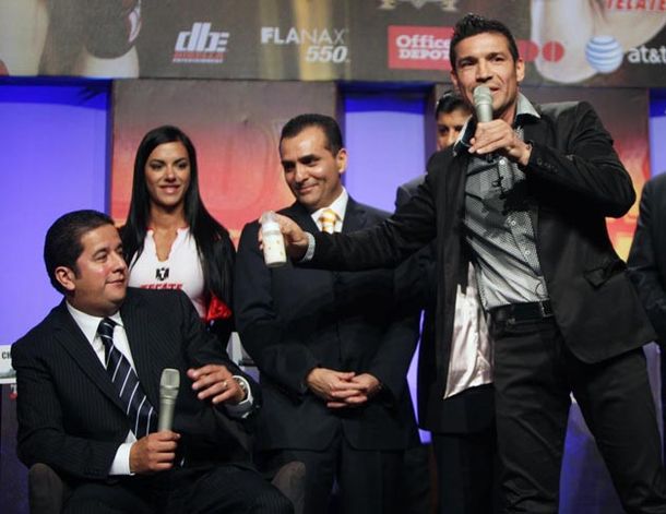 Insólito: Maravilla le regaló una mamadera a Chávez Jr.