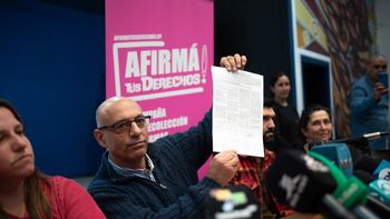 Marcelo Abdala, presidente del PIT-CNT, fue el primero en firmar la papeleta contra la reforma de la seguridad social en Uruguay. Marcelo Abdala, presidente del PIT-CNT, fue el primero en firmar la papeleta contra la reforma de la seguridad social en Uruguay.