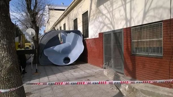 Pudo ser una tragedia: cayeron dos tanques de agua de un colegio en Villa Lugano