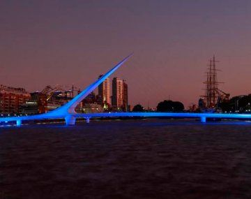 Argentina celebra la independencia uruguaya iluminando de azul monumentos de Buenos Aires