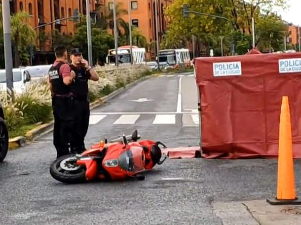 Choque fatal en Puerto Madero: un motociclista murió tras impactar contra un colectivo