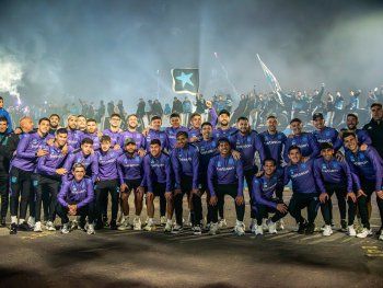 El impactante banderazo de hinchas de Racing en la previa a recibir a Flamengo