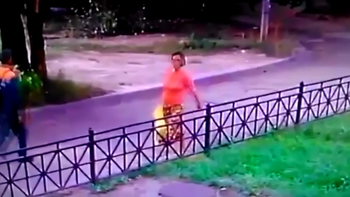 una mama abandono a su beba recien nacida en un estacionamiento una mama abandono a su beba recien nacida en un estacionamiento