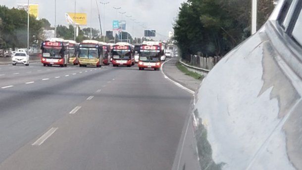 Caos: continúa el paro de colectivos y la protesta en General Paz