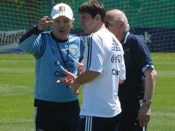 tevez, casi afuera: y... arriba estamos bien, dice sabella tevez, casi afuera: y... arriba estamos bien, dice sabella