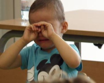 Expulsan a un bebé de una guardería por morder a otros nenes