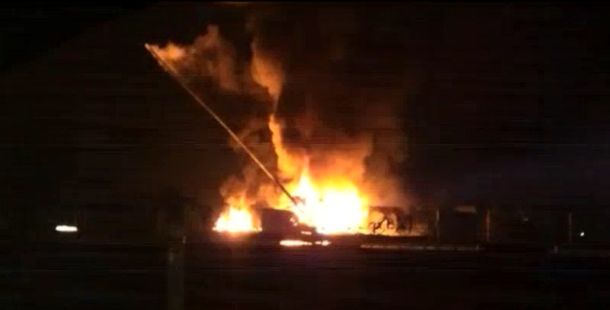 Impresionante choque de camiones en Acceso Oeste: uno se incendió