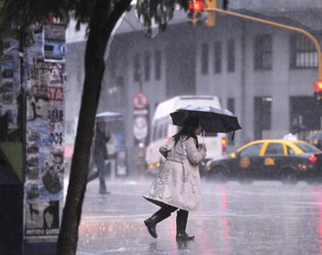 Diluvió con fuerza en la Ciudad: en algunas zonas cayó granizo