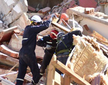 Bomberos trabajan en la búsqueda de desaparecidos bajo los escombros del Hotel Dubrovnik