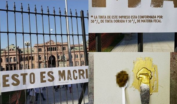 Un artista colgó un cartel en Casa Rosada contra Macri pintado con materia fecal