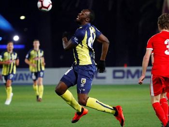 No se puede creer. Usain Bolt debutó en el fútbol australiano y se perdió un gol ¡por lento!