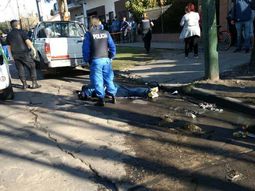 Así yacía abatido el delincuente tras el tiroteo en Llavallol Así yacía abatido el delincuente tras el tiroteo en Llavallol