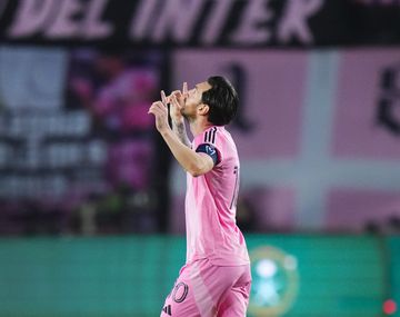 Con doblete de Messi