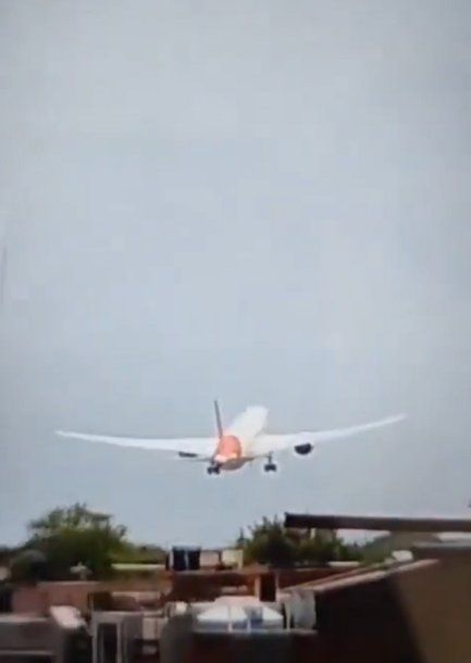 Así se estrelló un avión de Air India con más de 200 pasajeros a bordo