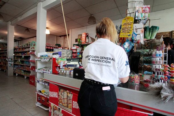Clausuraron un supermercado por cobrar un recargo del 10% en compras con la Tarjeta Alimentar