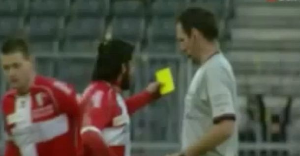 Sin respeto: le saca la tarjeta de la mano al árbitro