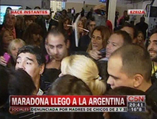 Maradona llegó a Ezeiza con su novia