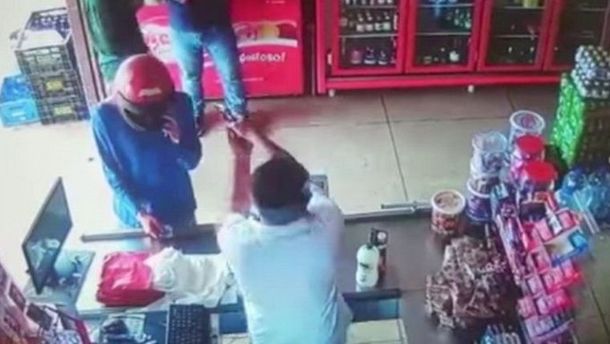 VIDEO: Comerciante mató a balazos a dos ladrones que lo asaltaron