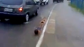 un grupo de ninos usan las calles inundadas para divertirse un grupo de ninos usan las calles inundadas para divertirse